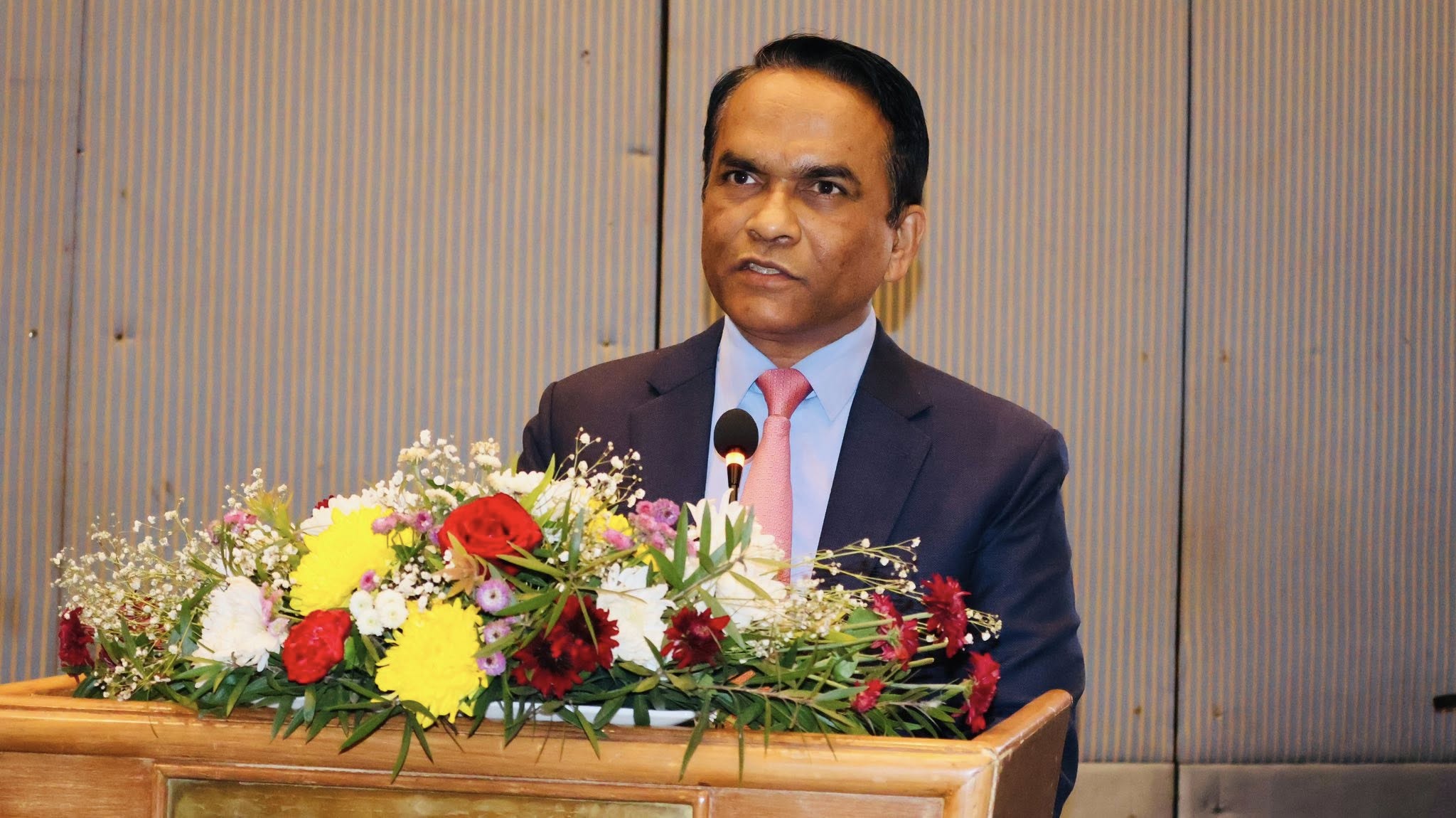 गभर्नर पौडेलको आह्वान: निराश नहुनुहोस्, उच्च मनोबलका साथ लगानी बढाऔँ